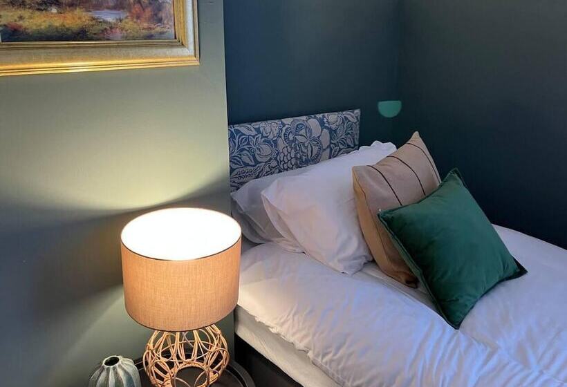 اقامتگاه Rose Cottage 5 Person, City Centre With Parking