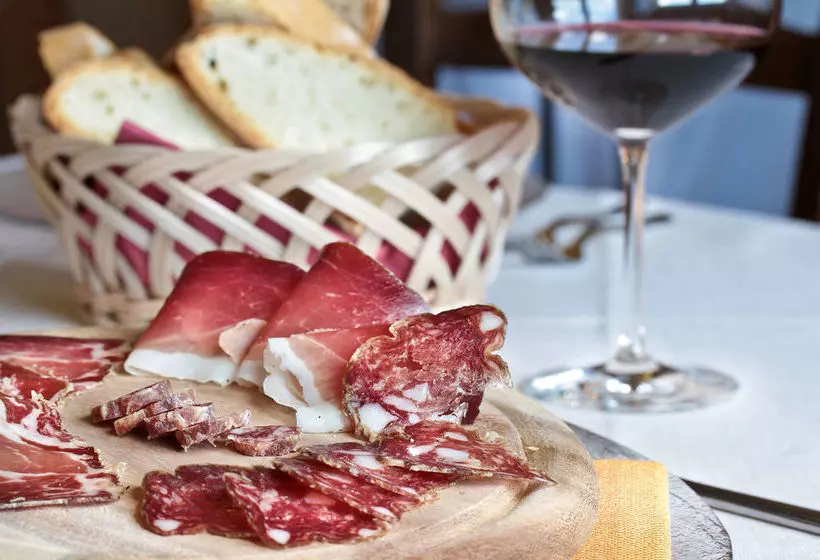 Hotelli La Scottiglia E Ristorante