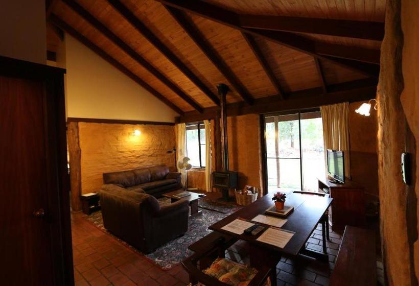 ホテル Treenbrook Cottages