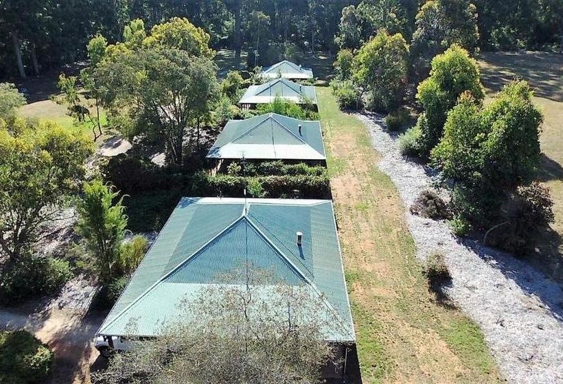 ホテル Treenbrook Cottages