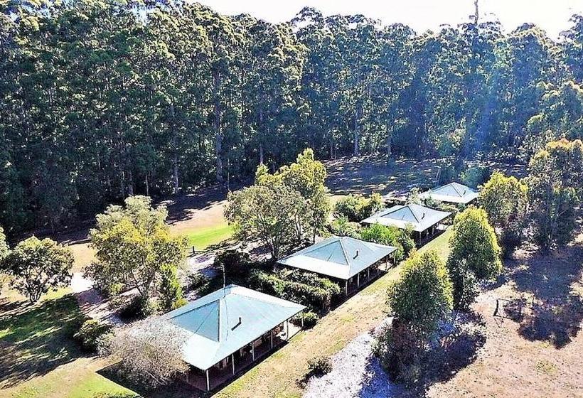 ホテル Treenbrook Cottages