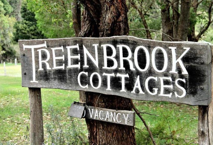ホテル Treenbrook Cottages