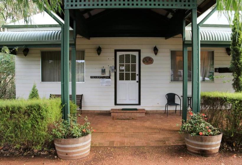 ホテル Treenbrook Cottages