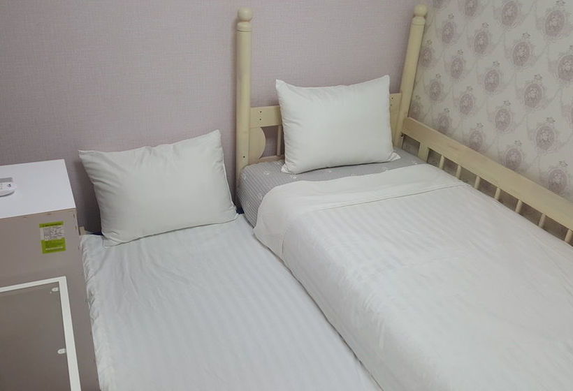 Pensão Guest House & You