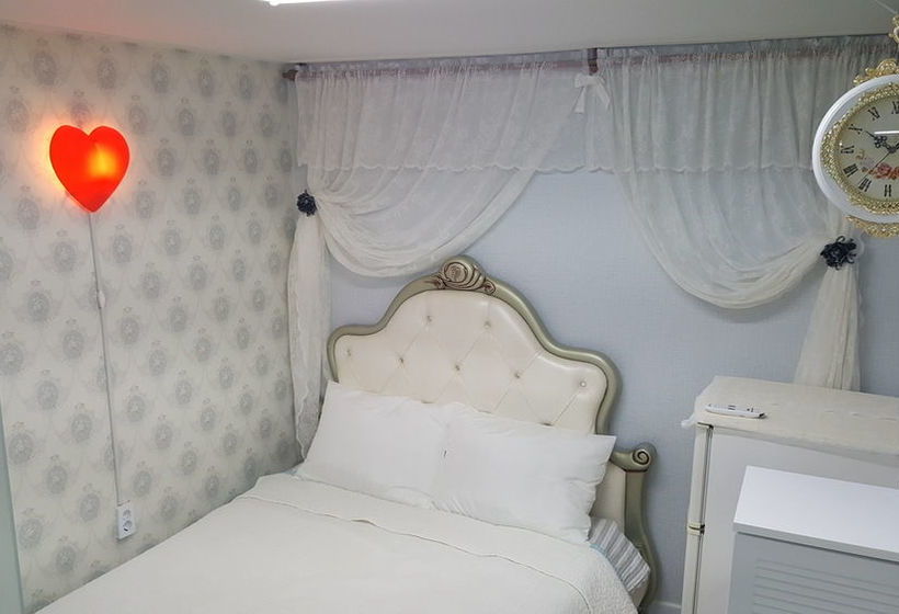 Pensão Guest House & You