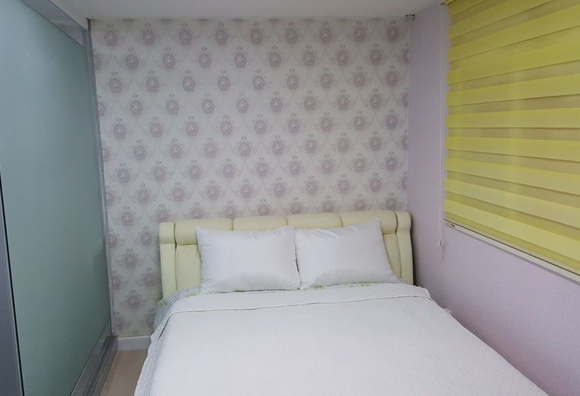 Pensão Guest House & You