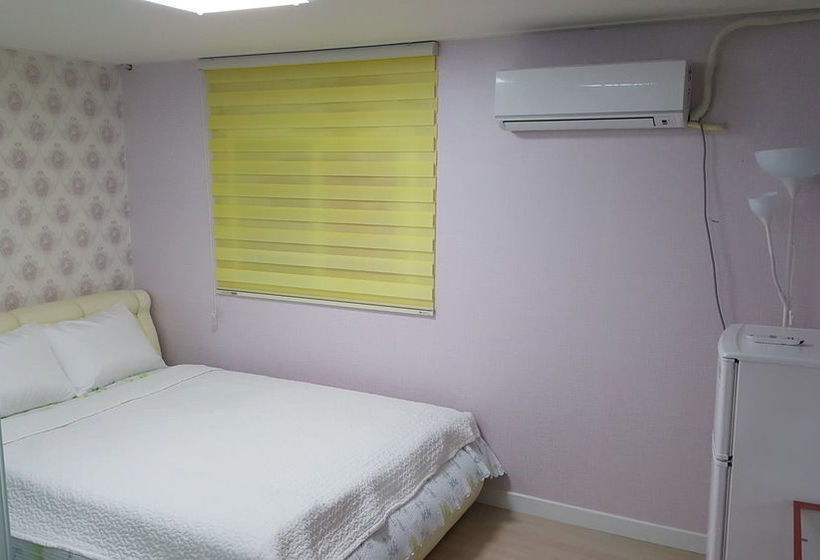 Pensão Guest House & You