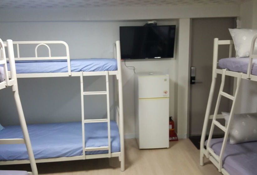 Pensão Guest House & You