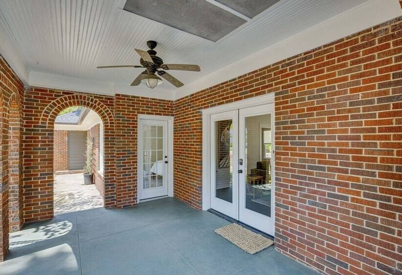 Walk To Bergfeld Park: 1928 Azalea District Home