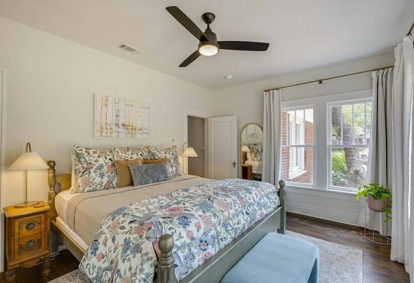 Walk To Bergfeld Park: 1928 Azalea District Home