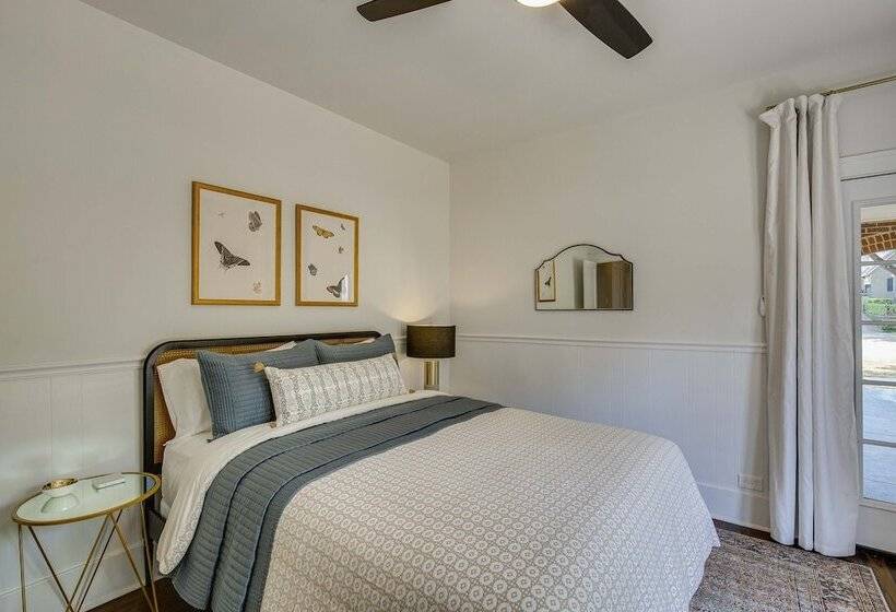 Walk To Bergfeld Park: 1928 Azalea District Home