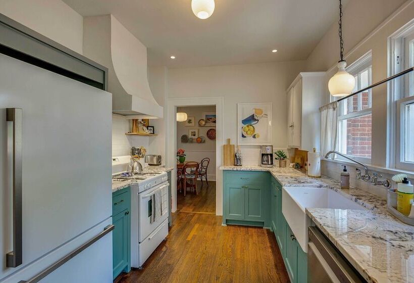 Walk To Bergfeld Park: 1928 Azalea District Home