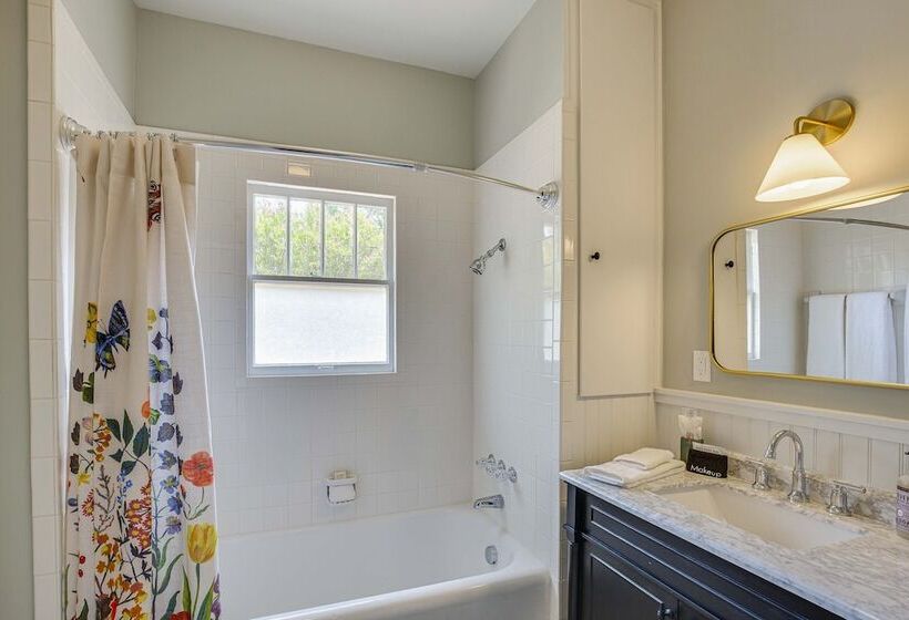 Walk To Bergfeld Park: 1928 Azalea District Home