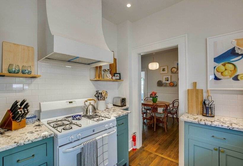 Walk To Bergfeld Park: 1928 Azalea District Home