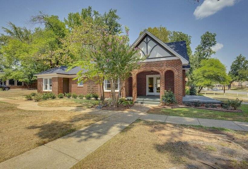 Walk To Bergfeld Park: 1928 Azalea District Home