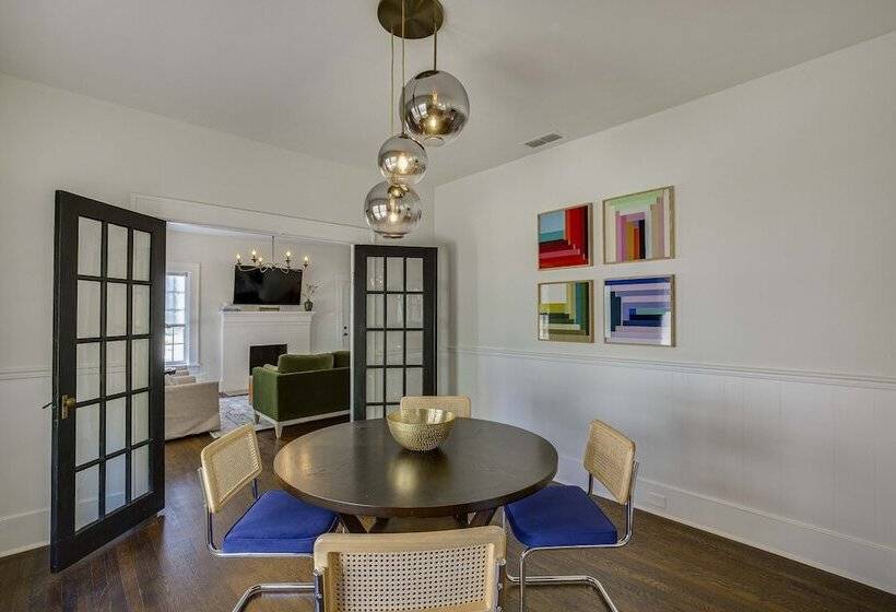 Walk To Bergfeld Park: 1928 Azalea District Home