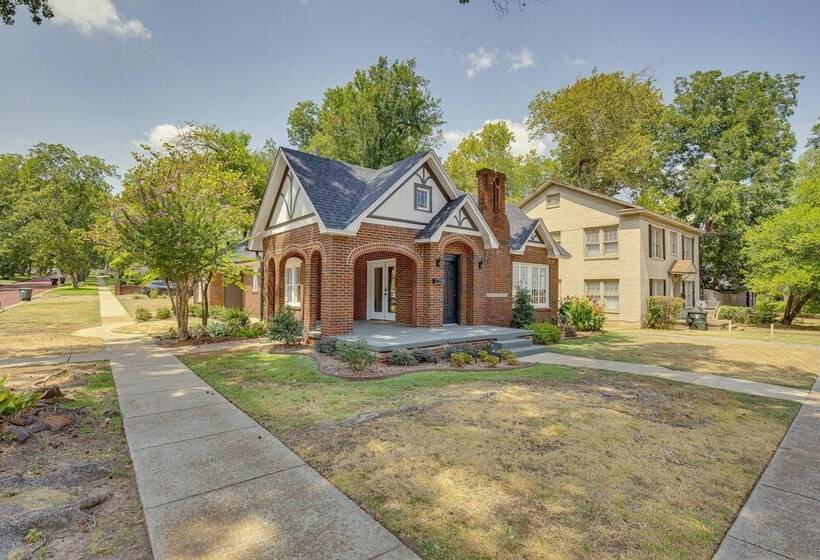 Walk To Bergfeld Park: 1928 Azalea District Home