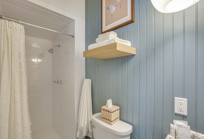 Walk To Bergfeld Park: 1928 Azalea District Home