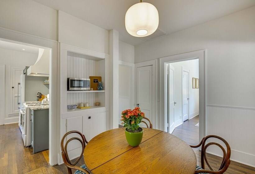 Walk To Bergfeld Park: 1928 Azalea District Home