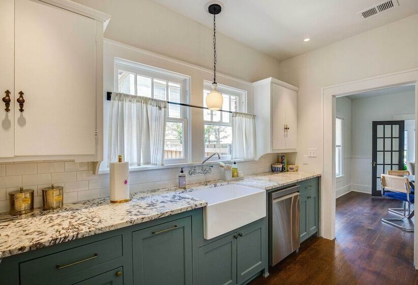 Walk To Bergfeld Park: 1928 Azalea District Home