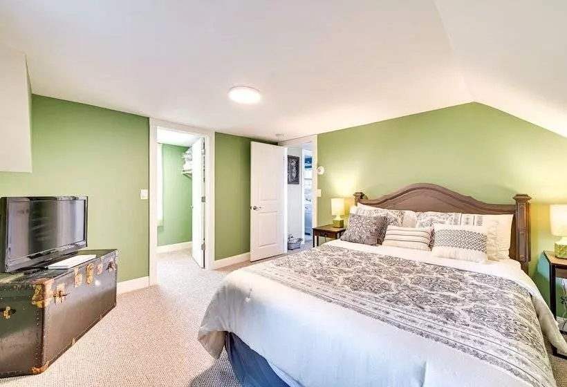 Charming East Durham Home   2 Mi To Water Park