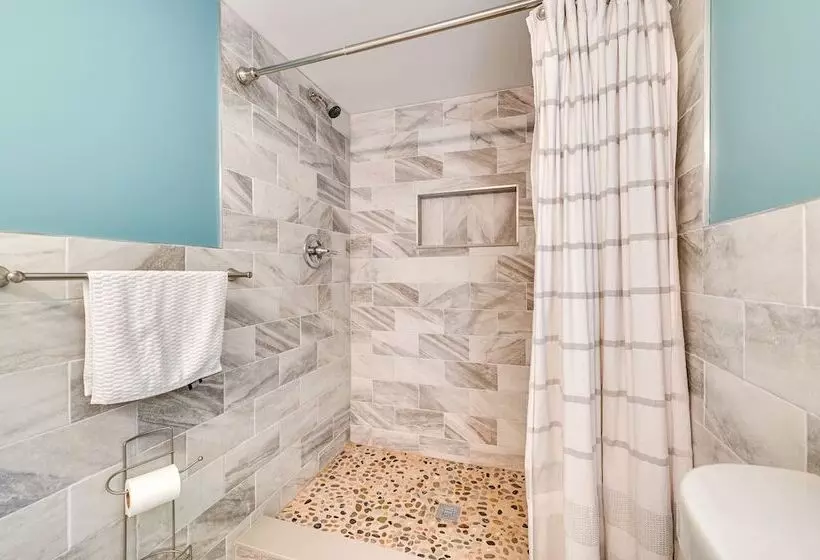 Charming East Durham Home   2 Mi To Water Park