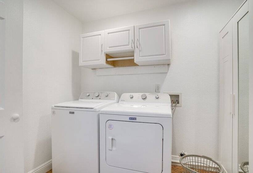 Chic Santa Paula Home W/ Mountain & City Views!