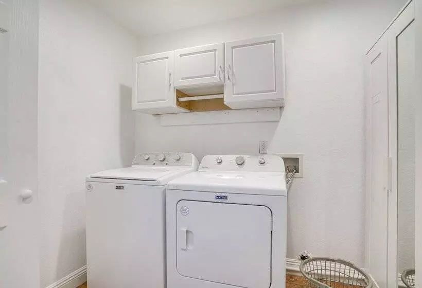 Chic Santa Paula Home W/ Mountain & City Views!