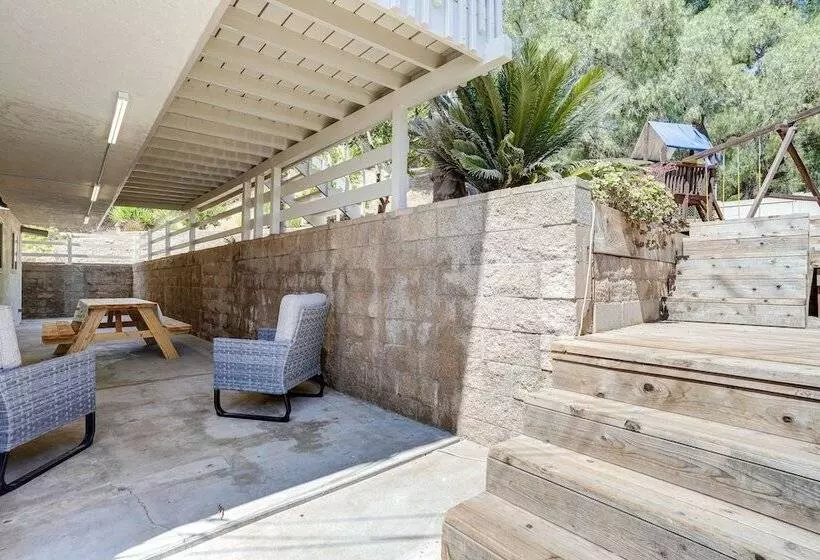 Chic Santa Paula Home W/ Mountain & City Views!
