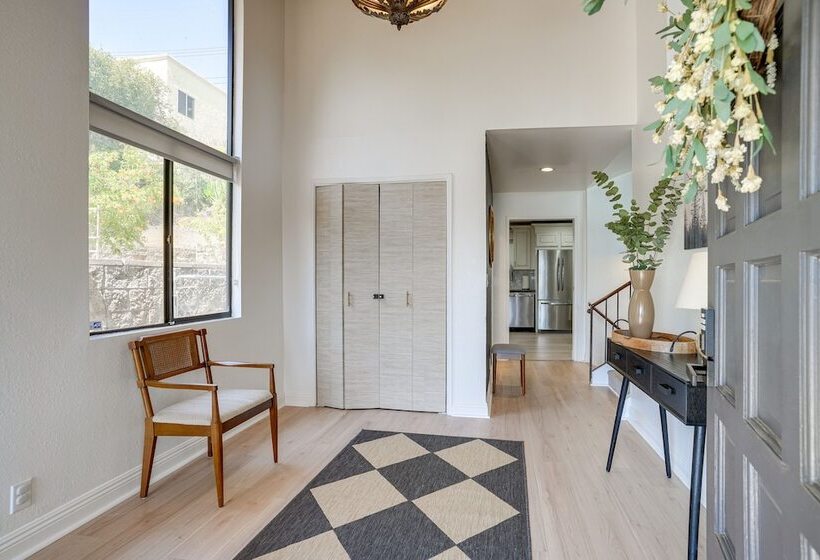 Chic Santa Paula Home W/ Mountain & City Views!