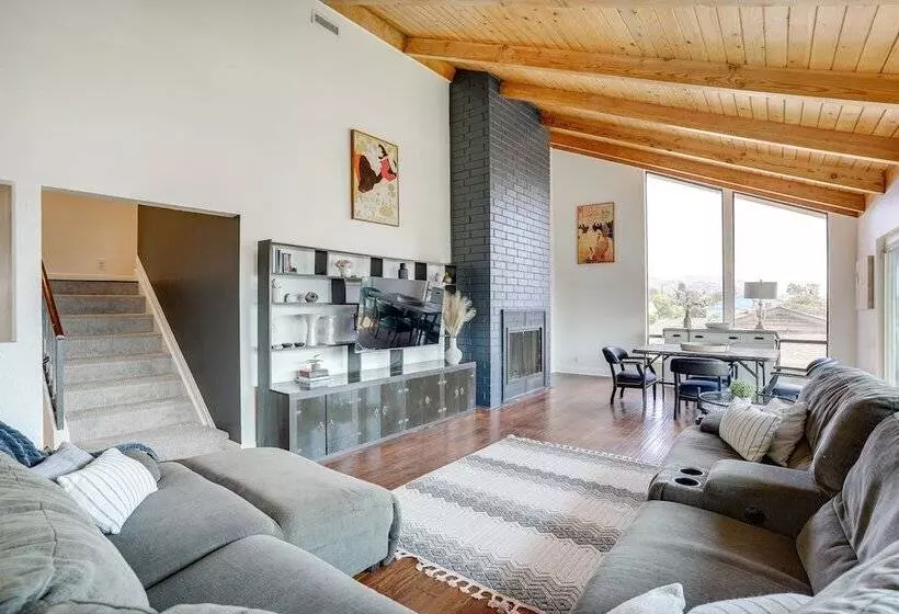 Chic Santa Paula Home W/ Mountain & City Views!