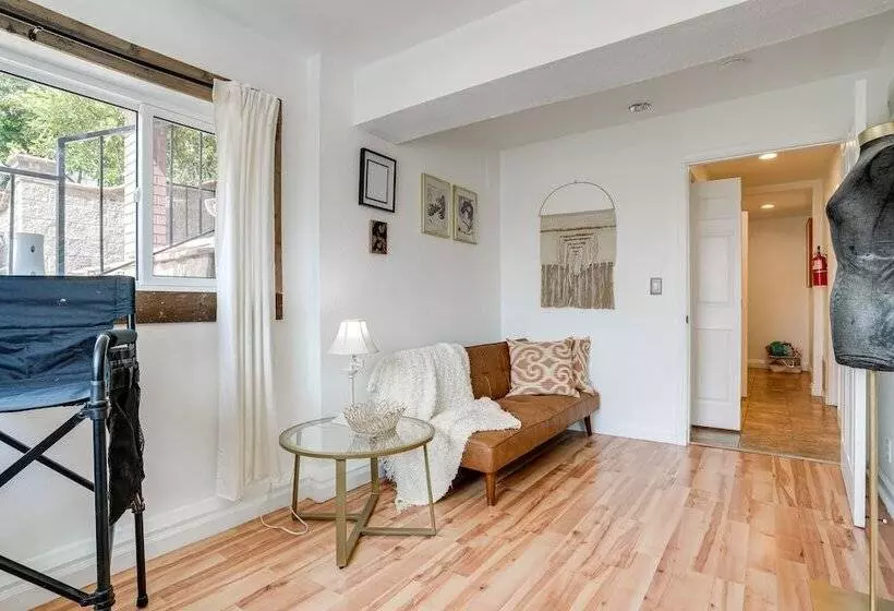 Chic Santa Paula Home W/ Mountain & City Views!