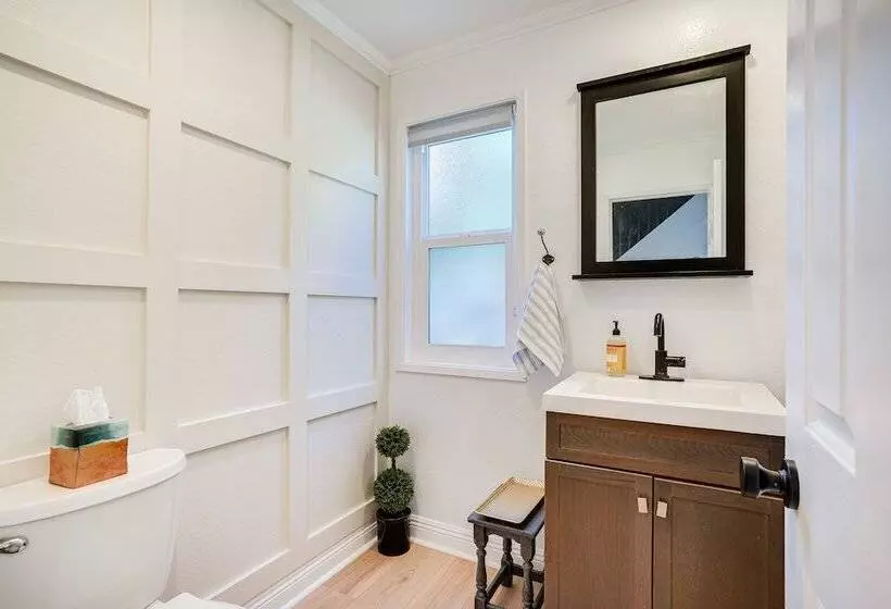 Chic Santa Paula Home W/ Mountain & City Views!