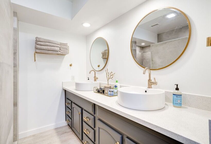 Chic Santa Paula Home W/ Mountain & City Views!