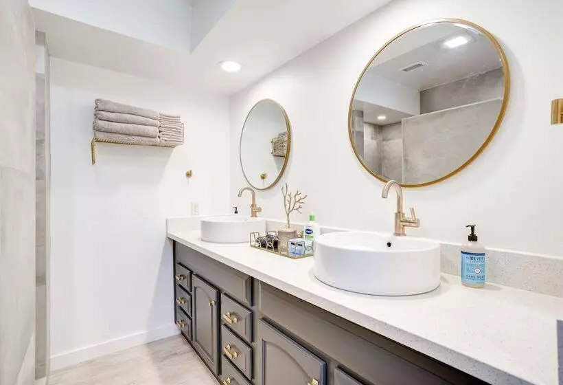 Chic Santa Paula Home W/ Mountain & City Views!