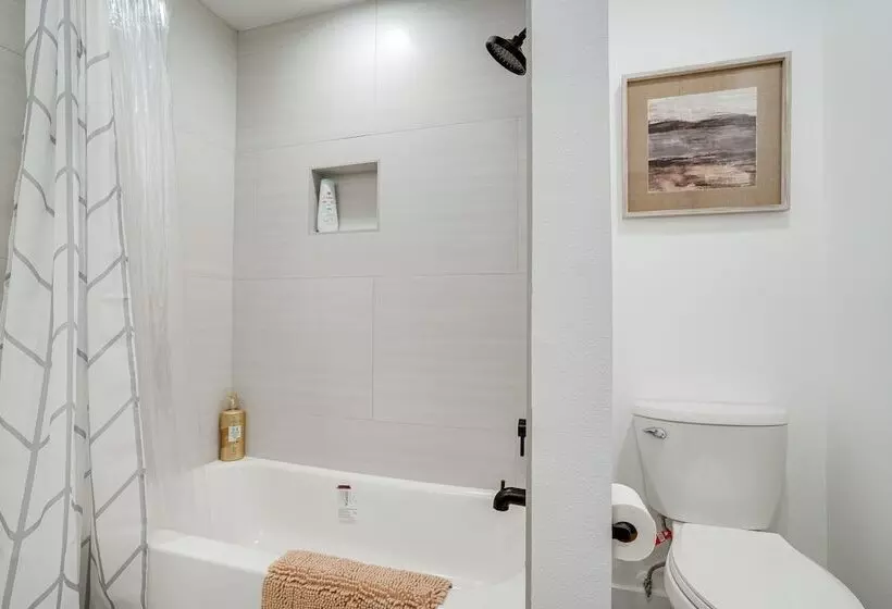 Chic Santa Paula Home W/ Mountain & City Views!