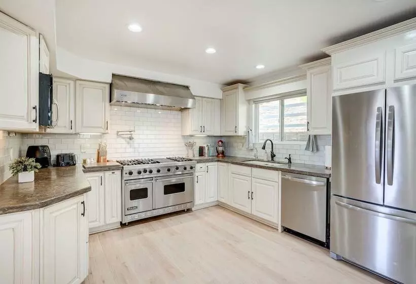 Chic Santa Paula Home W/ Mountain & City Views!