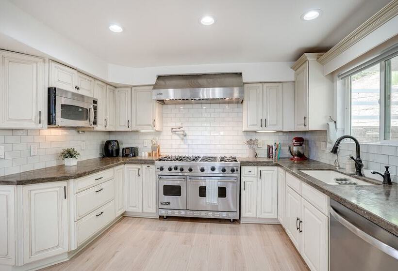 Chic Santa Paula Home W/ Mountain & City Views!