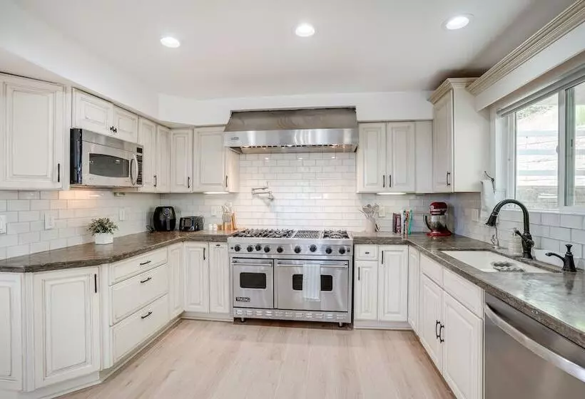 Chic Santa Paula Home W/ Mountain & City Views!