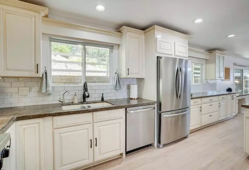 Chic Santa Paula Home W/ Mountain & City Views!