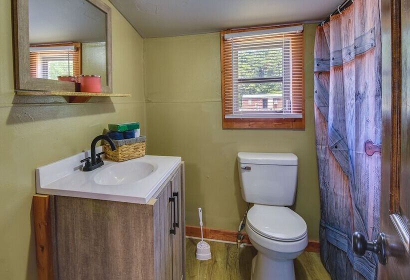 Cozy Cabin Near Lake Hartwell & Clemson University