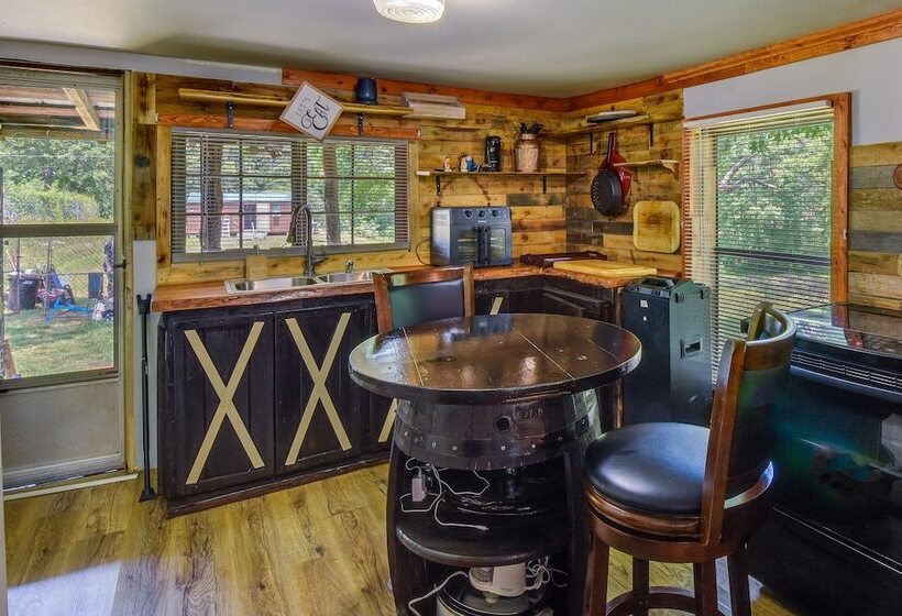 Cozy Cabin Near Lake Hartwell & Clemson University