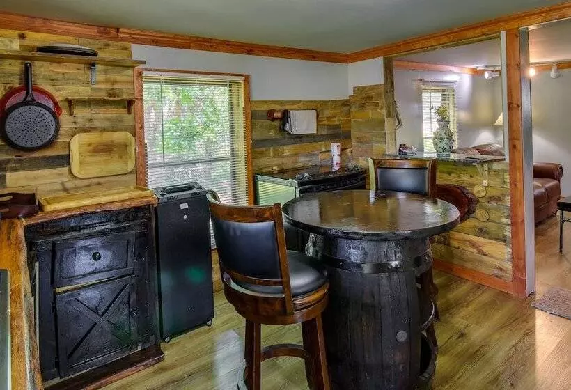 Cozy Cabin Near Lake Hartwell & Clemson University