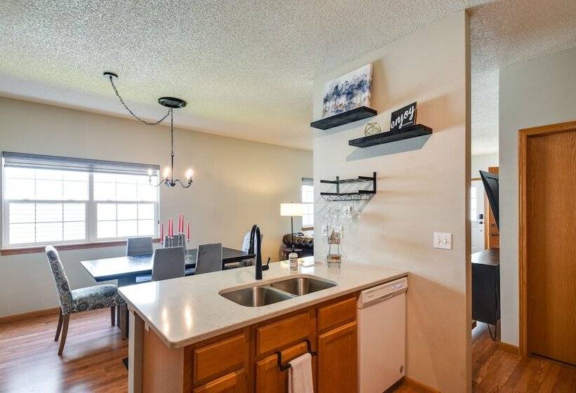 Cozy Iowa City Home ~ 2 Mi To Kinnick Stadium!