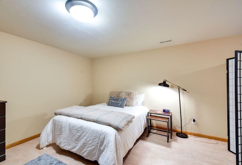Cozy Iowa City Home ~ 2 Mi To Kinnick Stadium!