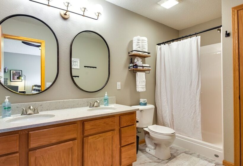 Cozy Iowa City Home ~ 2 Mi To Kinnick Stadium!