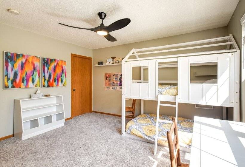 Cozy Iowa City Home ~ 2 Mi To Kinnick Stadium!