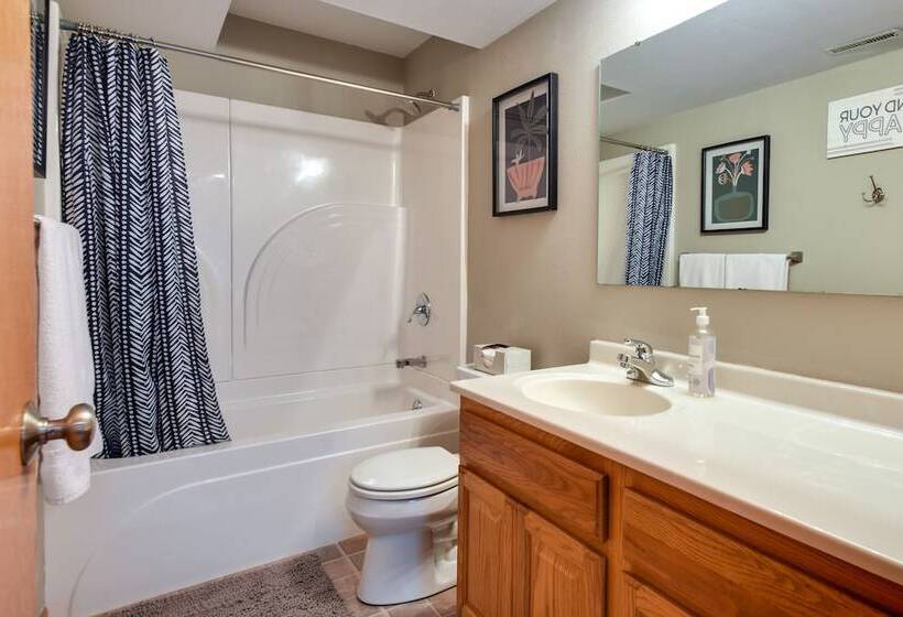 Cozy Iowa City Home ~ 2 Mi To Kinnick Stadium!