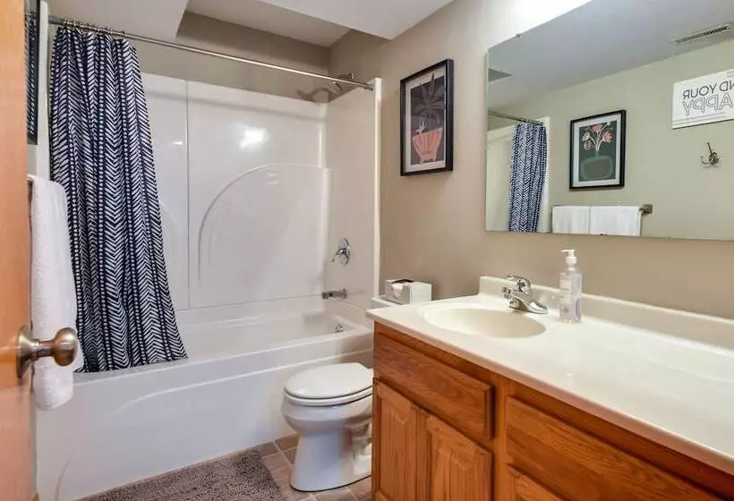 Cozy Iowa City Home ~ 2 Mi To Kinnick Stadium!