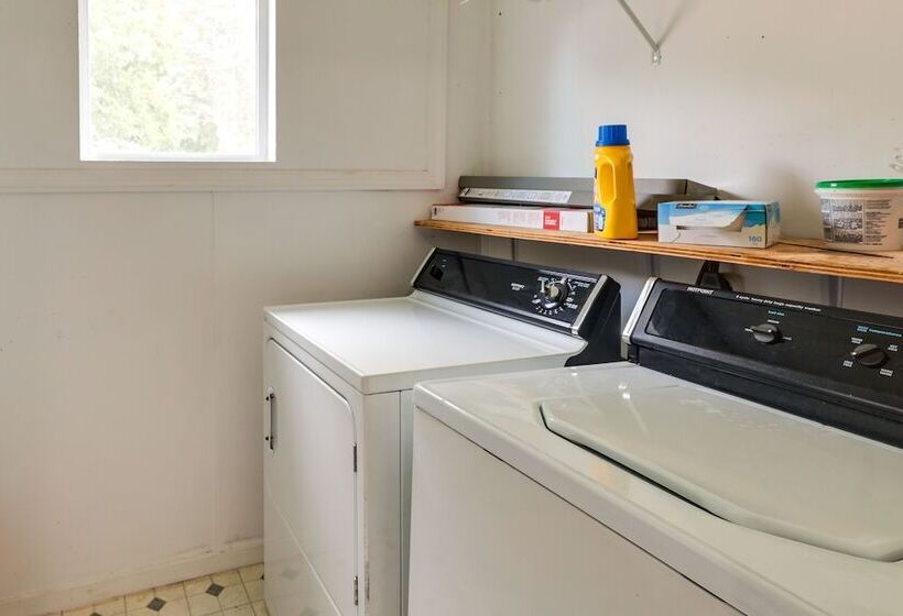 Cozy Ohio Retreat W/ Fire Pit & Charcoal Grill!